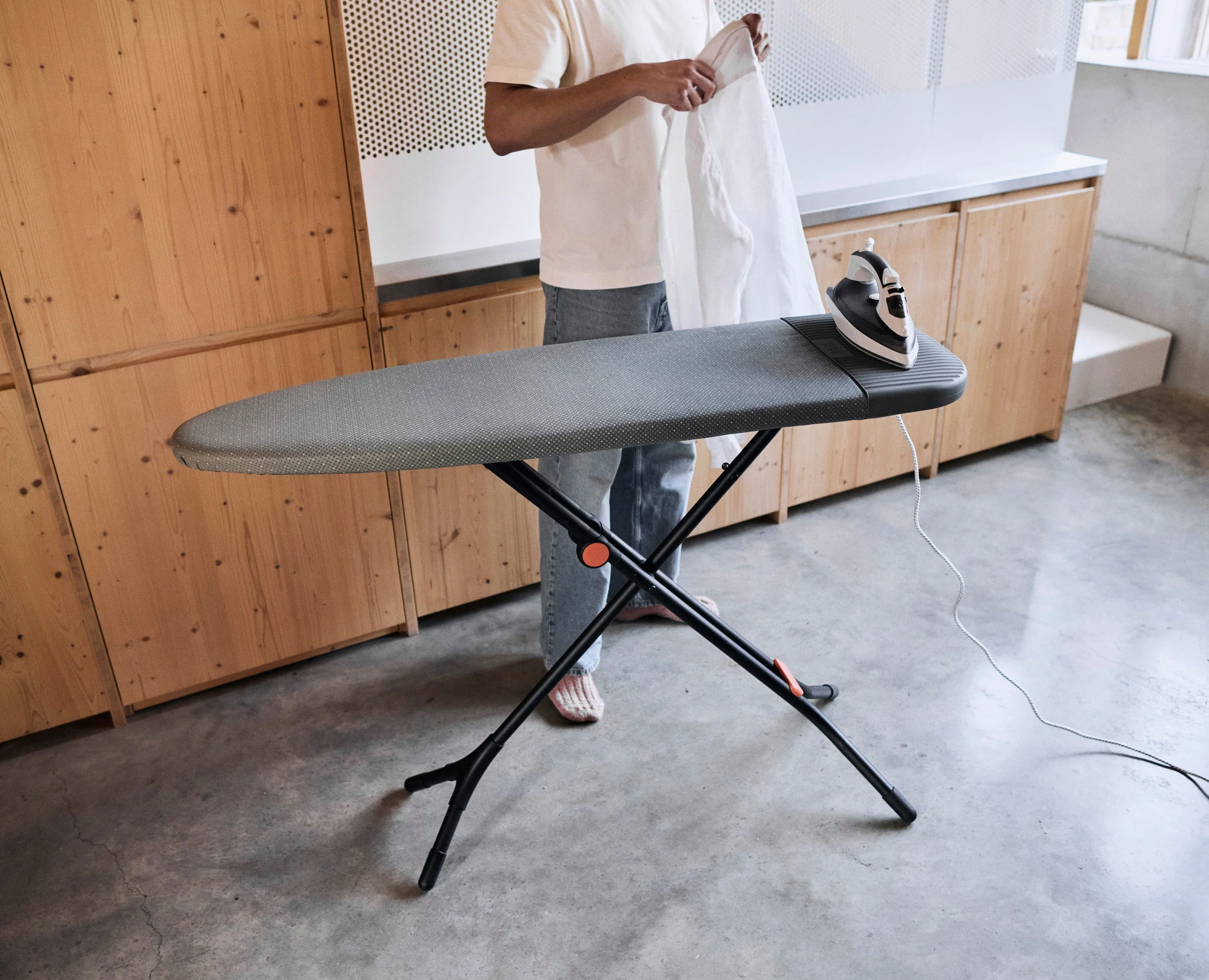Glide 2 Plus 130cm Dark Grey Easy-store Ironing Board with Advanced Cover - Image 3