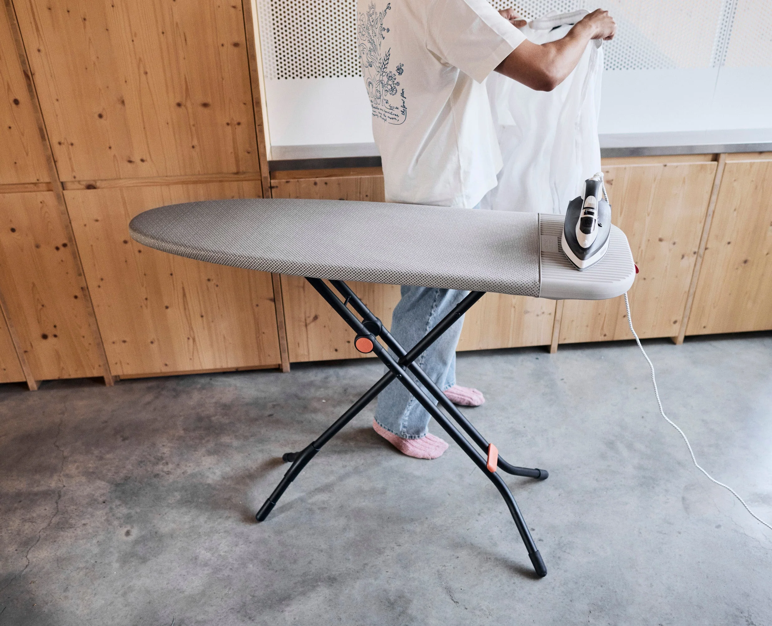 Glide 2 130cm Pale Mushroom Easy-store Ironing Board - Image 3