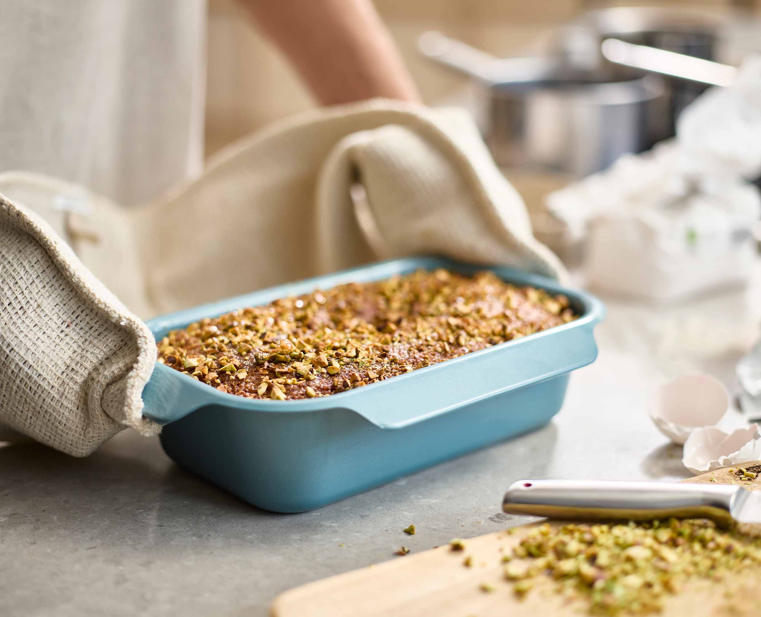 Nest™ Bake Non-Stick Blue 2lb Bread Loaf Tin - Image 3