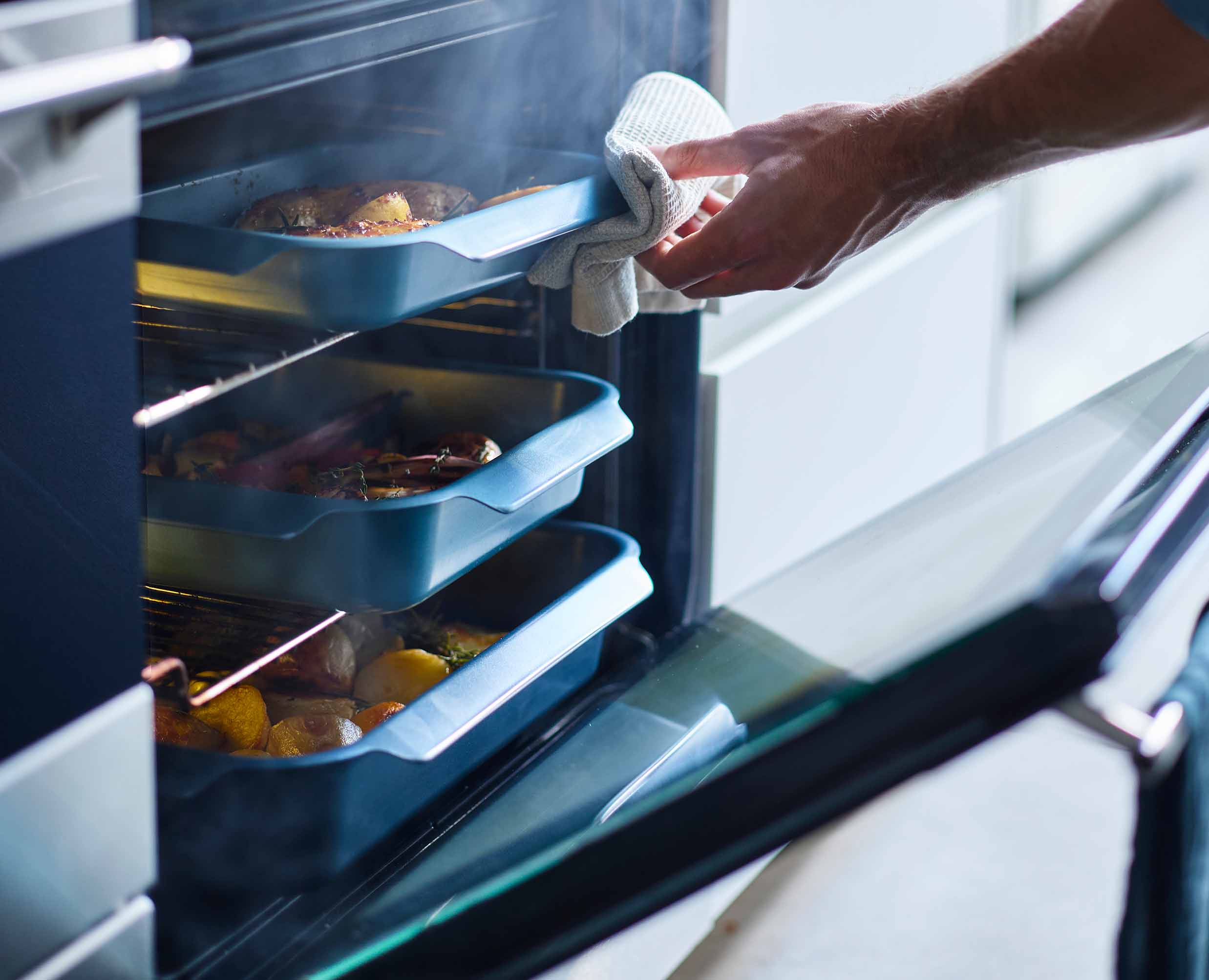 Nest™ Oven Non-stick Large Blue Roasting Tray - Image 4