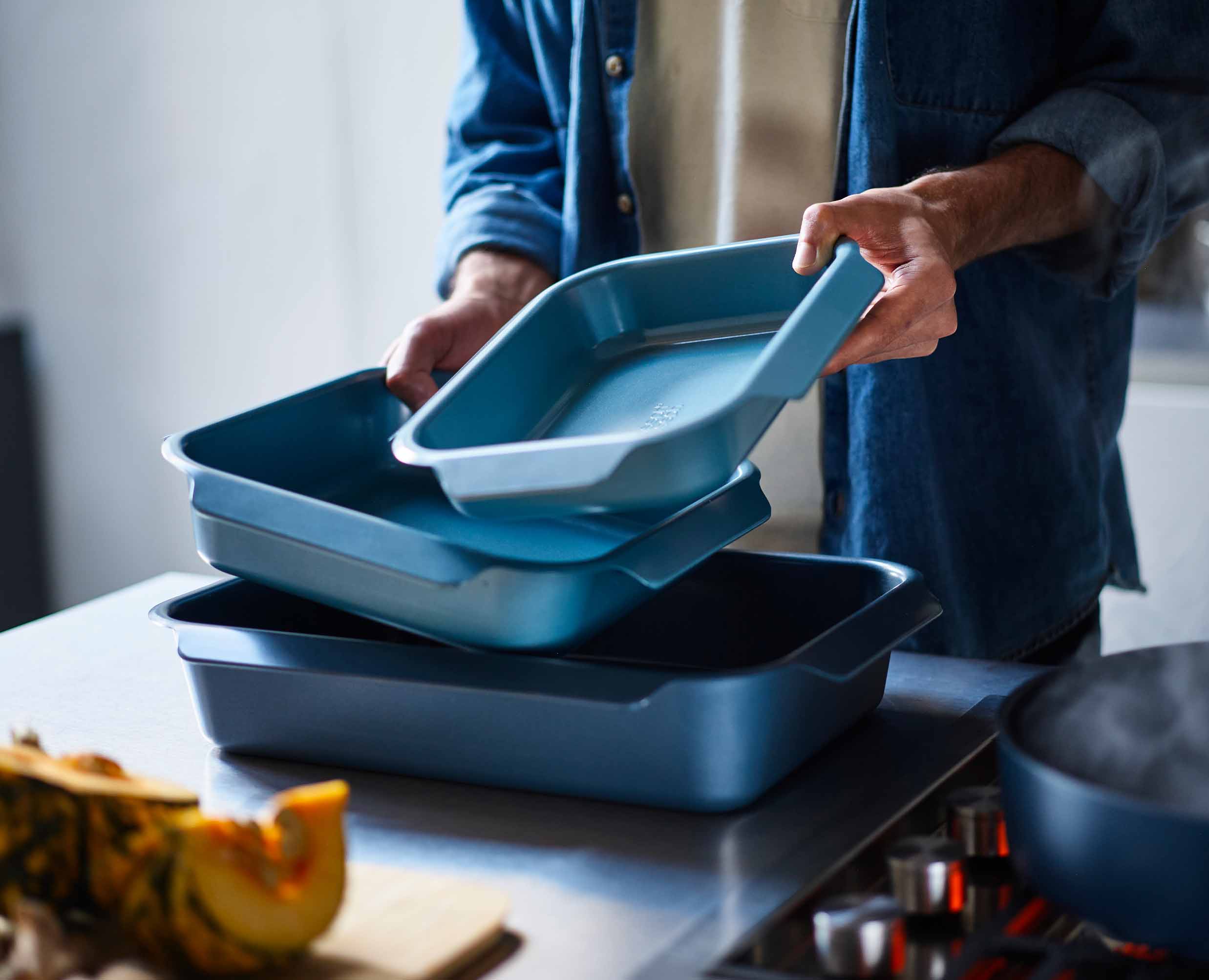 Nest™ Oven Non-stick Small Blue Roasting Tray - Image 4